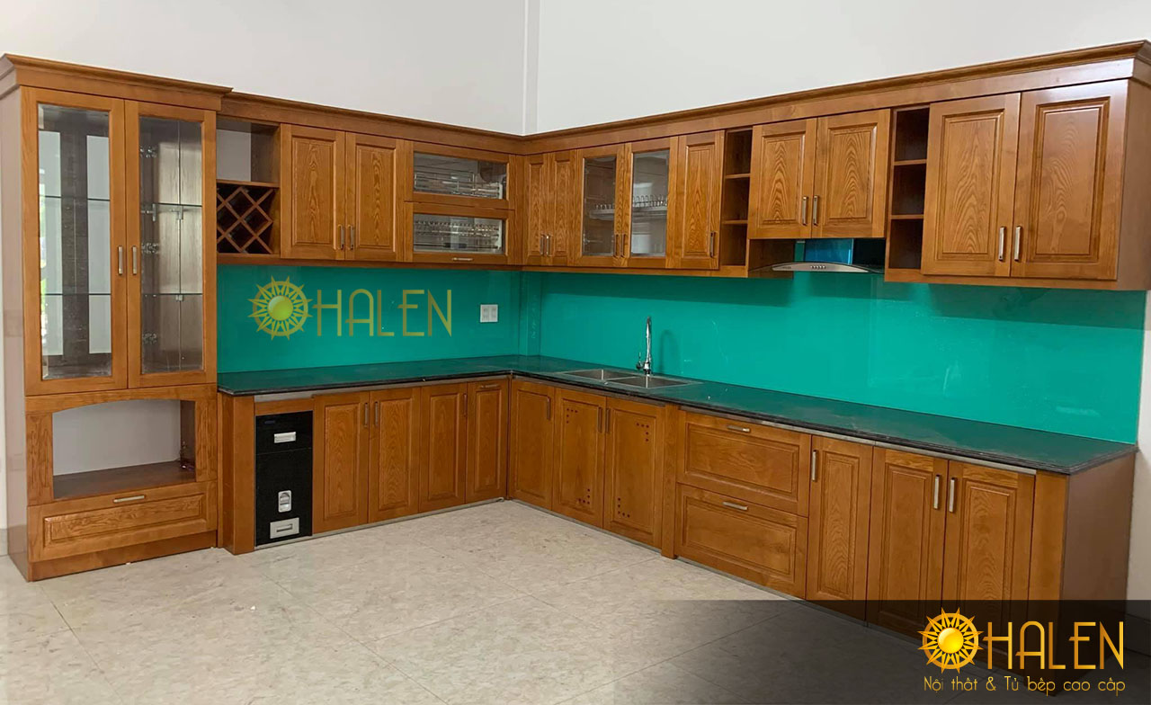 Bộ tủ bếp sử dụng kính bếp màu xanh cá tính và thu hút mọi ánh nhìn 
