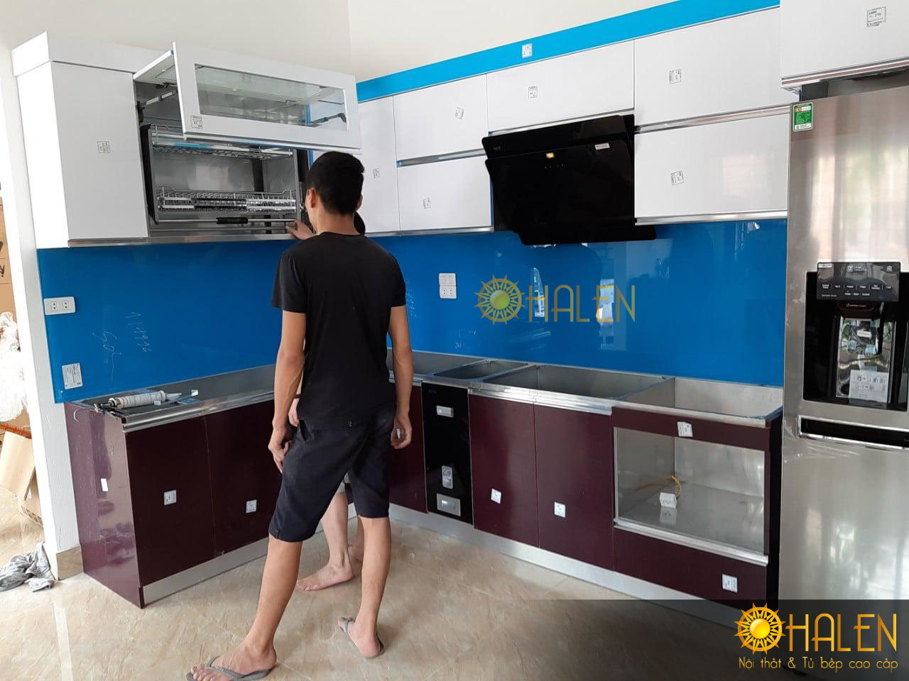 Hình ảnh thợ thi công Ohalen đang hoàn thiện tủ bếp để bàn giao cho khách hàng