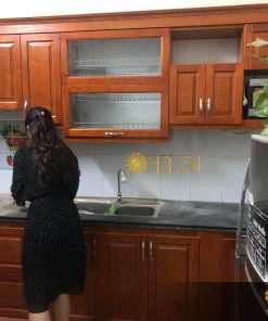 Hình ảnh chị Hiền cùng với bộ tủ bếp xoan đào OHALEN thiết kế và thi công tại Ba Đình, Hà Nội
