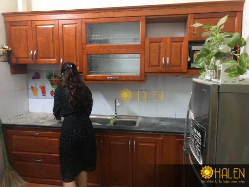 Hình ảnh chị Hiền cùng với bộ tủ bếp xoan đào OHALEN thiết kế và thi công tại Ba Đình, Hà Nội