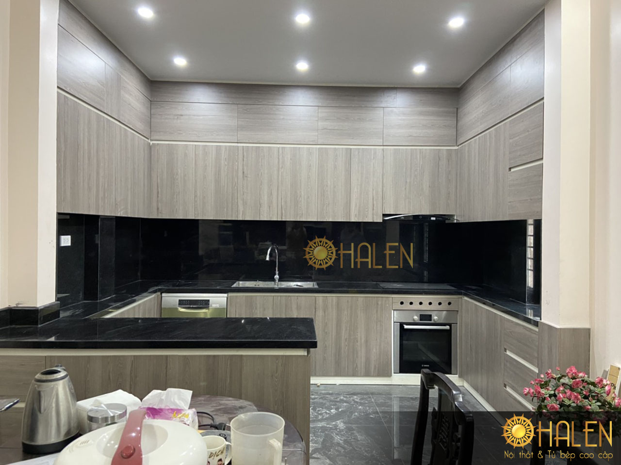 Tủ bếp Laminate màu vân gỗ sang trọng cho không gian bếp gia đình Bác Nam - Nguyễn Trãi