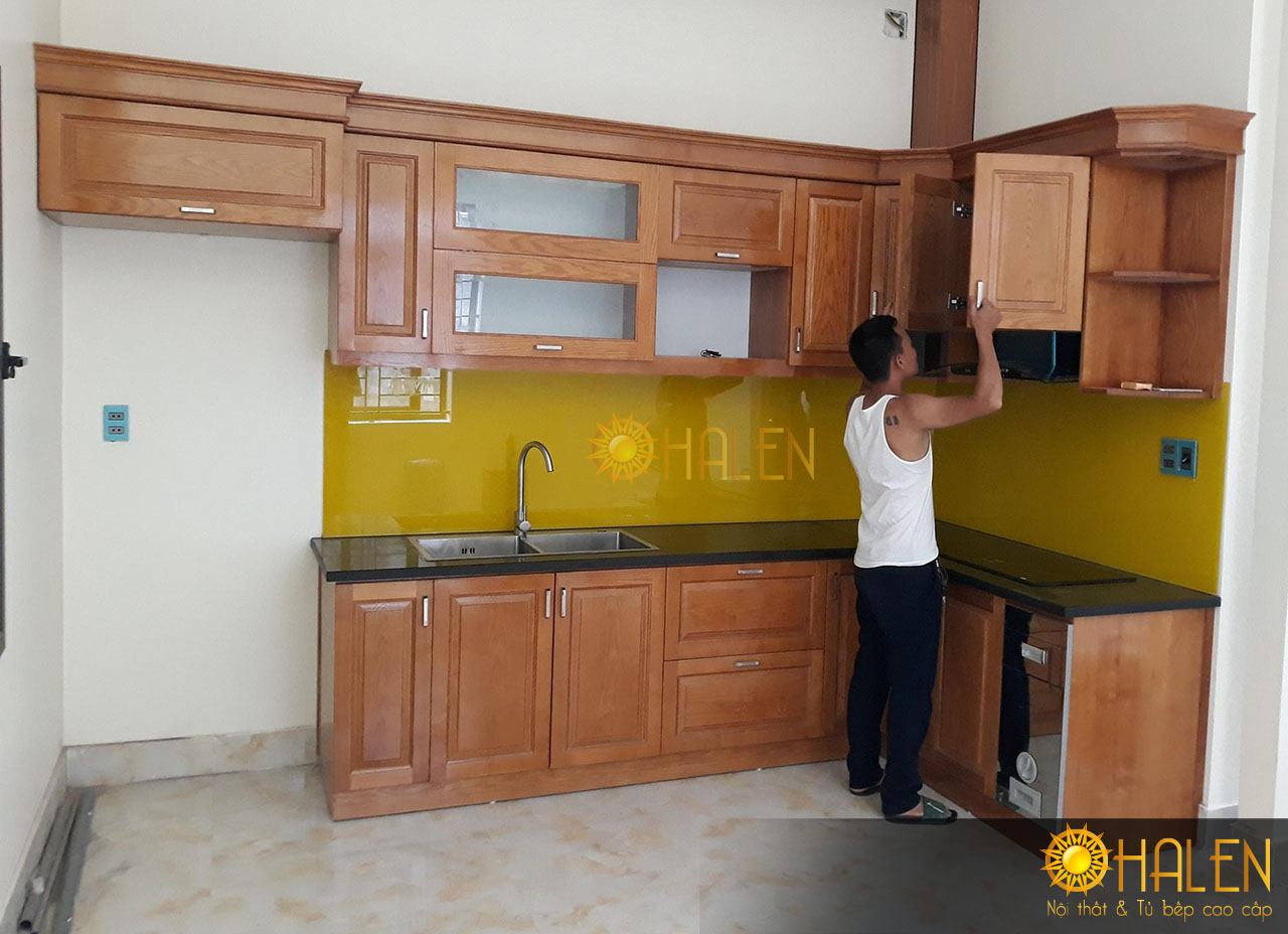 Tủ bếp gỗ sồi nga kết hợp kính bếp màu vàng cùng tonen màu