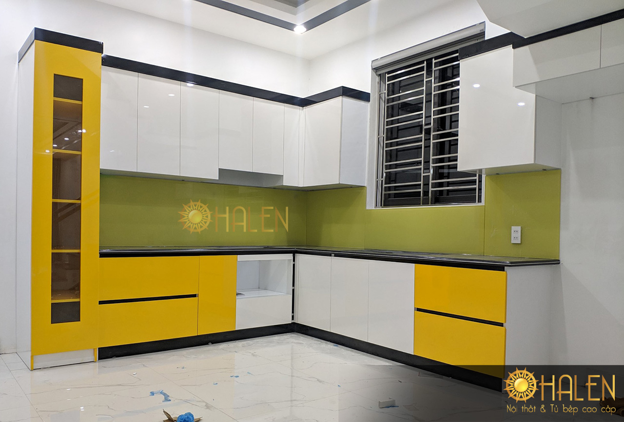 Tone màu vàng nổi bật khiến bộ tủ bếp thu hút mọi ánh nhìn