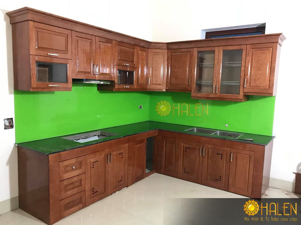 Tủ bếp gỗ xoan đào kết hợp kính bếp màu xanh lá cây OHALEN thi công tại Thanh Trì -HN , gia đình chú Biên