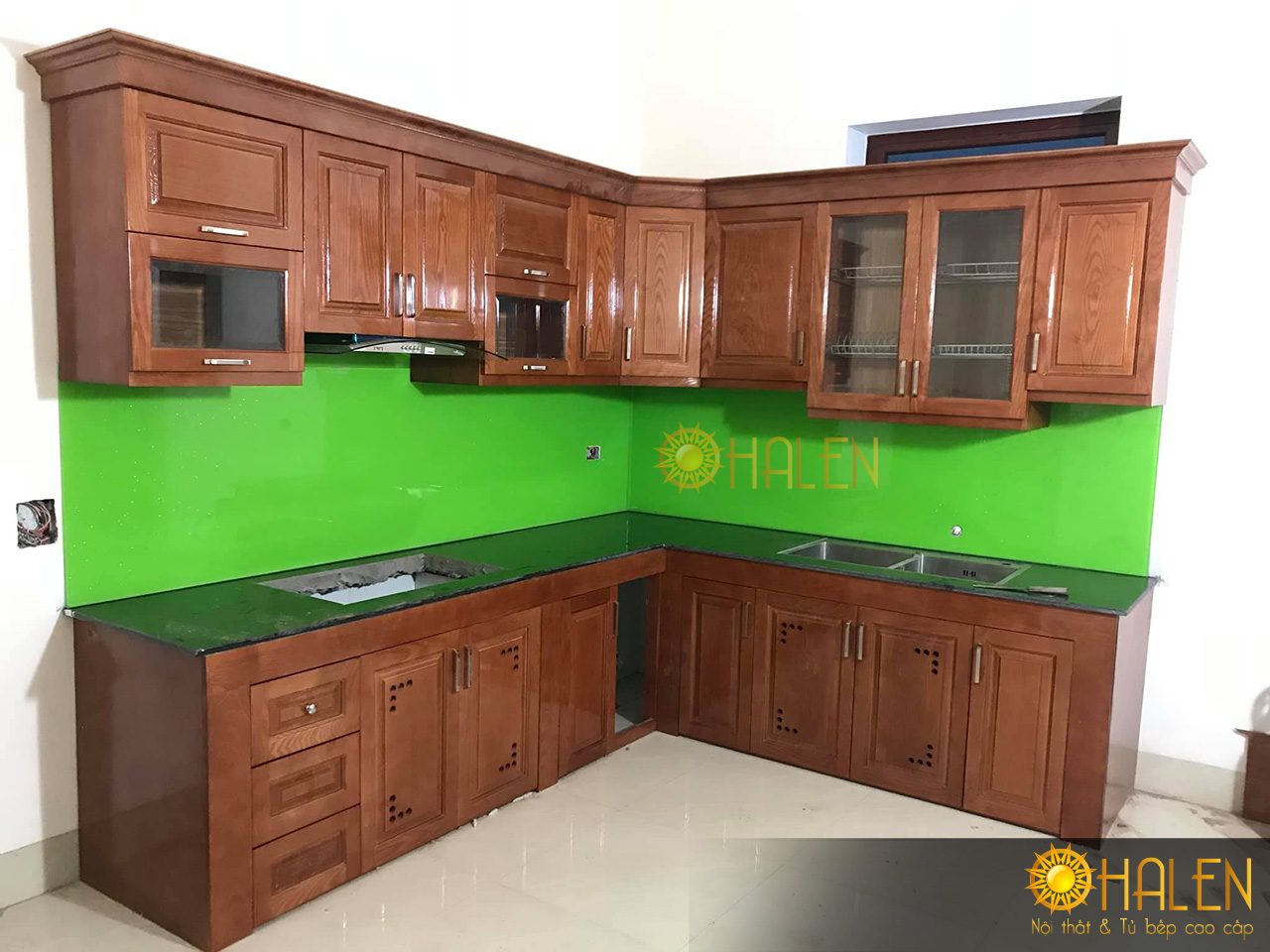 Tủ bếp gỗ xoan đào kết hợp kính bếp màu xanh lá cây .OHALEN thi công tại Thanh Trì -HN , gia đình chú Biên