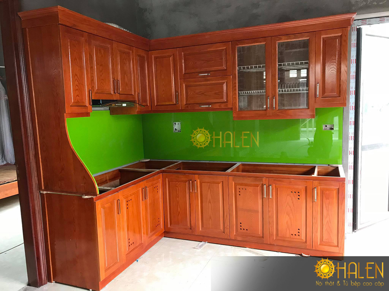 Tủ bếp xoan đào HAGL mang vẻ đẹp cổ điển , ấm cúng