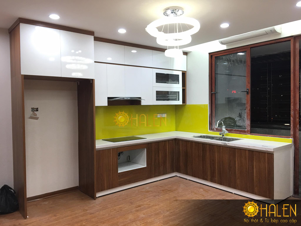 Tủ bếp sử dụng chất liệu gỗ Melamine với sự kết hợp màu trắng và màu vân gỗ