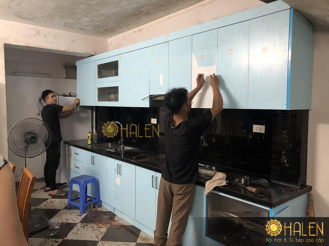 Các bước cuối cùng lắp đặt bộ tủ bếp thùng inox cánh acrylic tại Hoàng Mai - HN