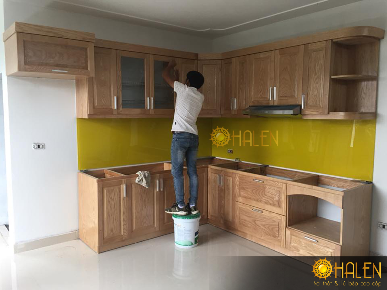 Thợ thi công Ohalen đang tiến hành lắp đặt tủ bếp cho gia đình chị Nhung