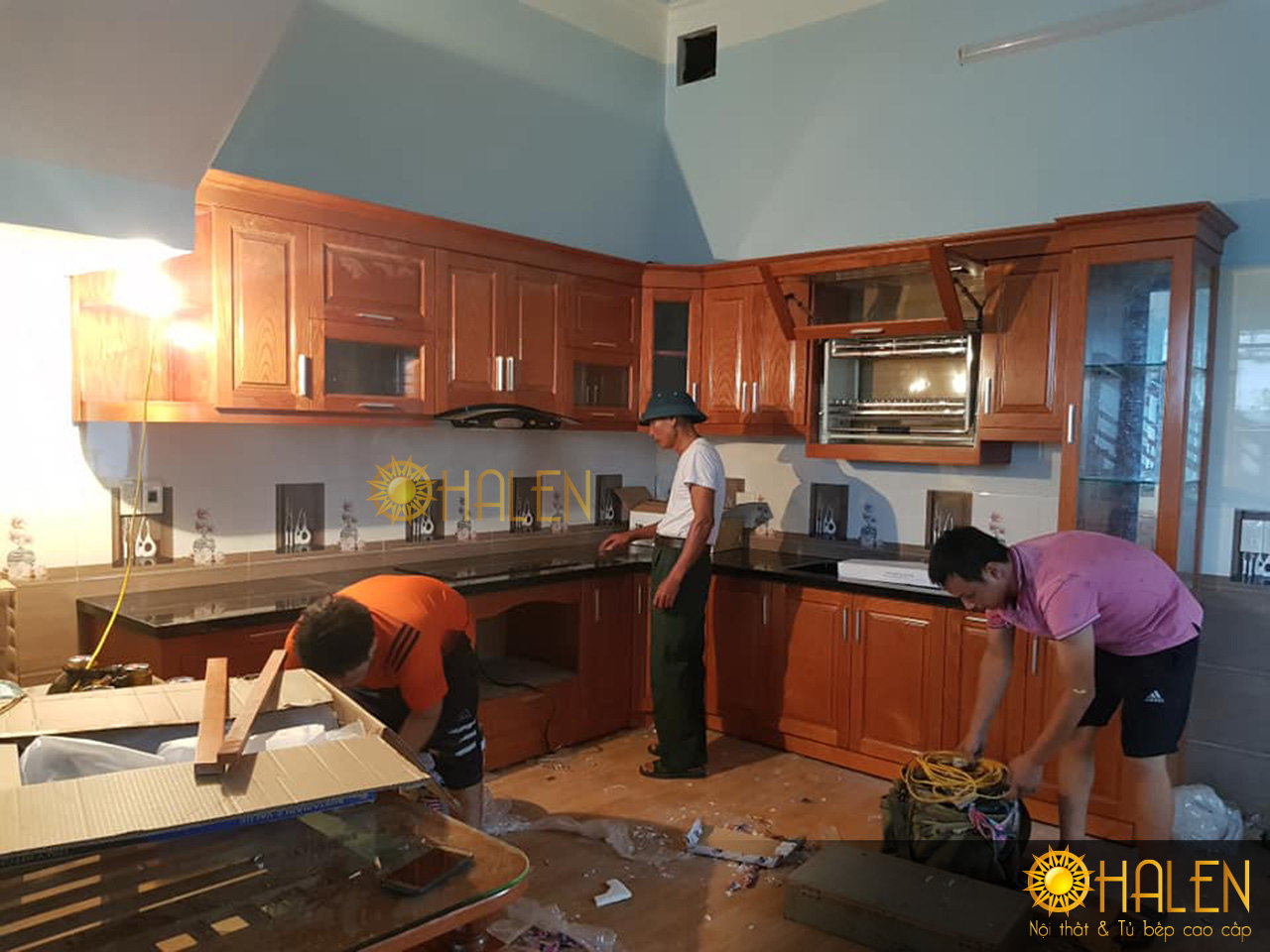 Thợ thi công của OHALEN đang tiến hành lắp đặt tủ bếp cho gia đình chị Nga
