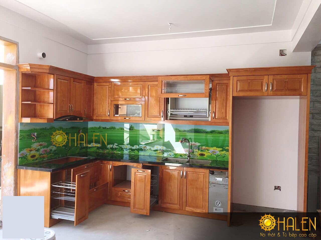 Tủ bếp gỗ sồi Nga kết hợp kính bếp 3D như một bức tranh sống động