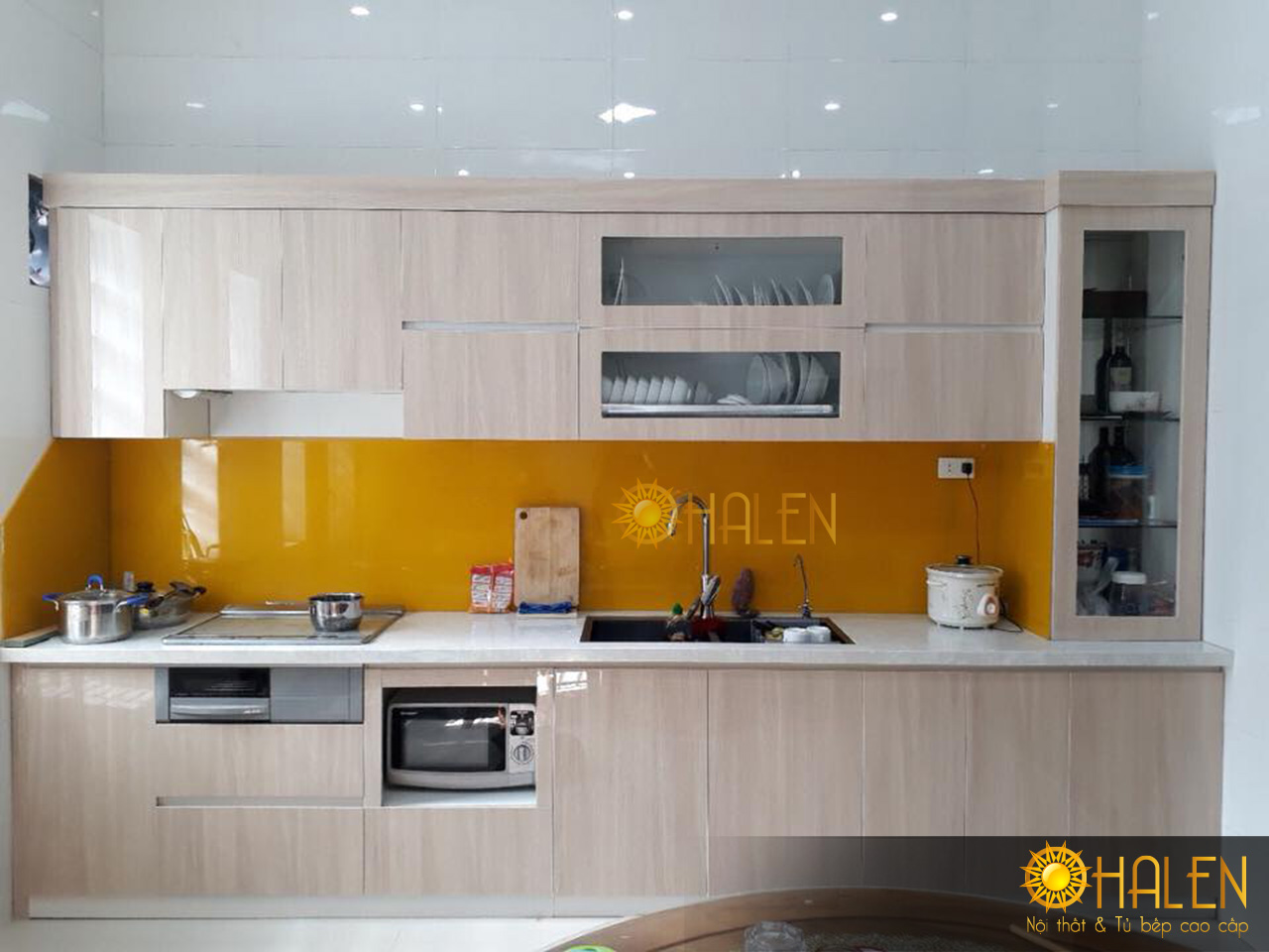 Bộ tủ bếp gỗ Acrylic màu vân gỗ nhẹ nhàng kính bếp màu vàng thêm nổi bật