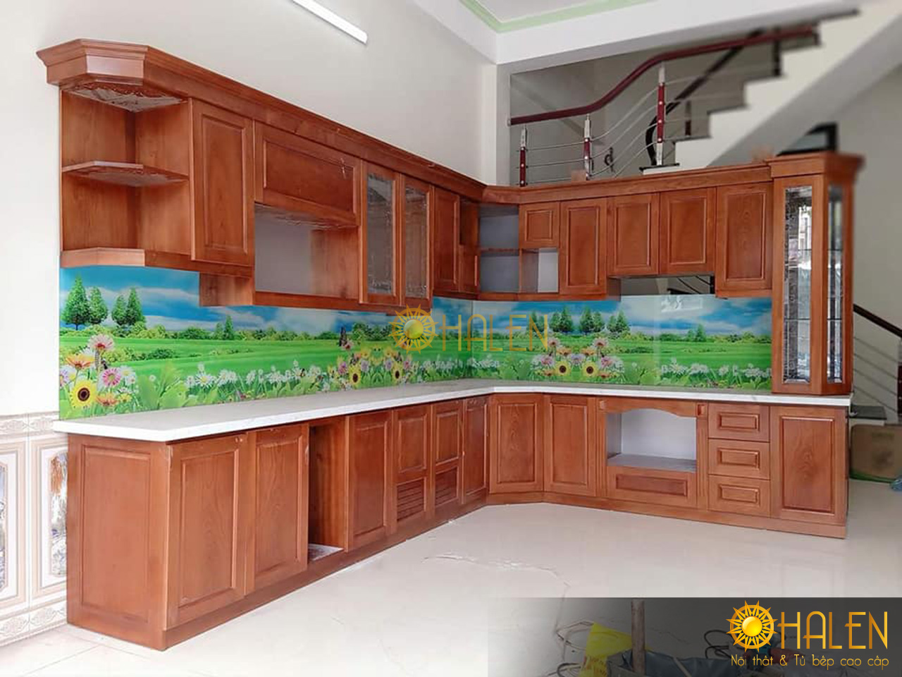 Tủ bếp gỗ xoan đào màu cánh gián và bộ kính 3d nổi bật 
