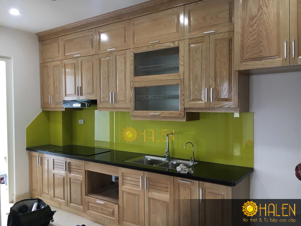 Tủ bếp sồi nga 2020 thiết kế sát trần giúp các phòng bếp diện tích nhỏ có thêm không gian chứa đồ