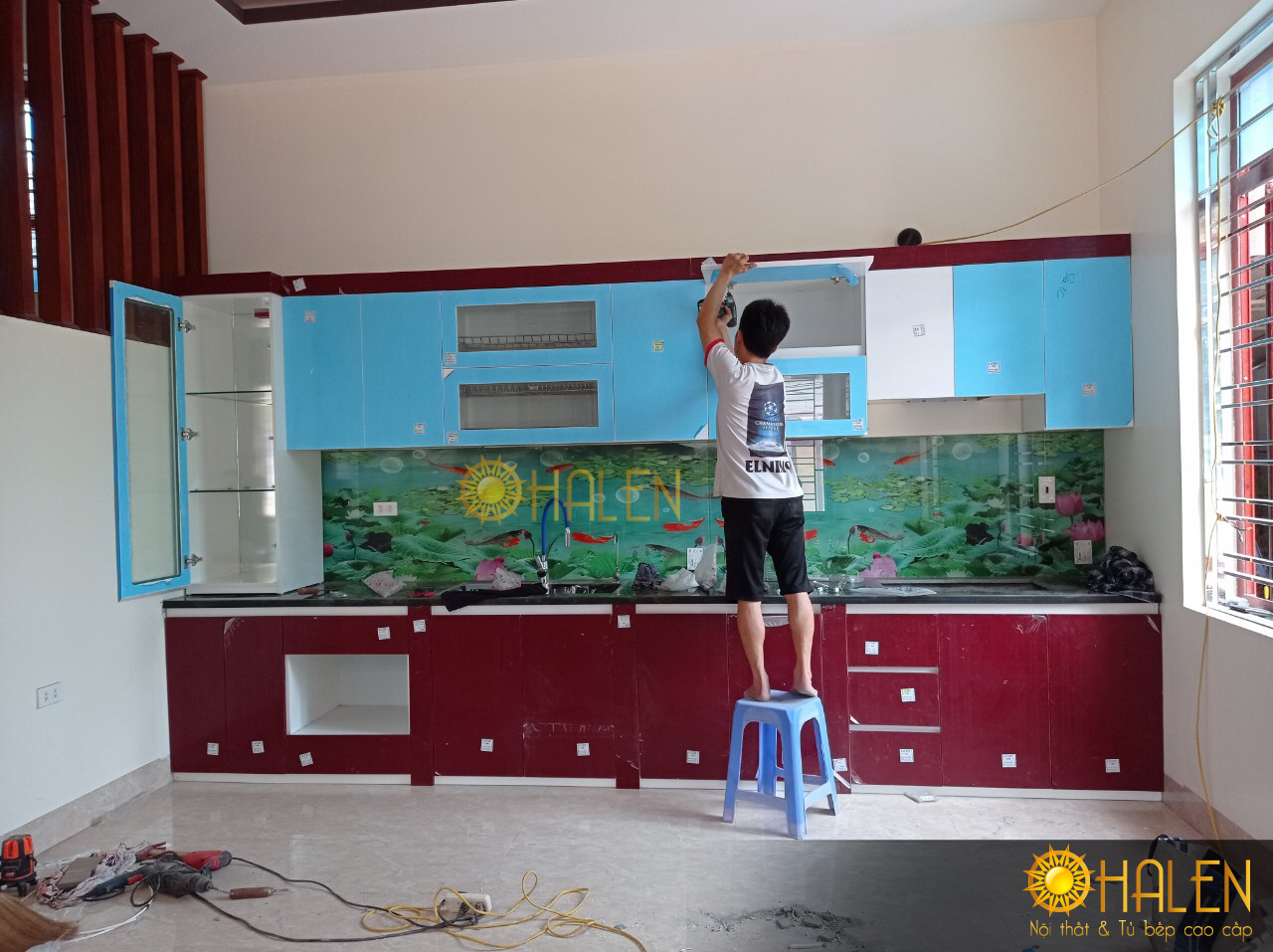 Thợ thi công của Ohalen đang tiến hành lắp đặt tủ bếp cho gia đình anh Lâm