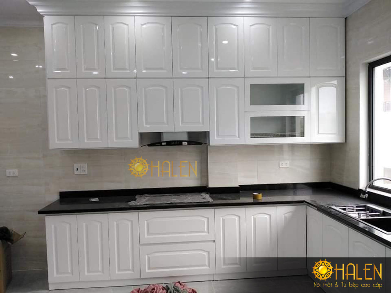 Sử dụng tone màu trắng tinh tế và tạo cảm giác sang trọng cho không gian bếp