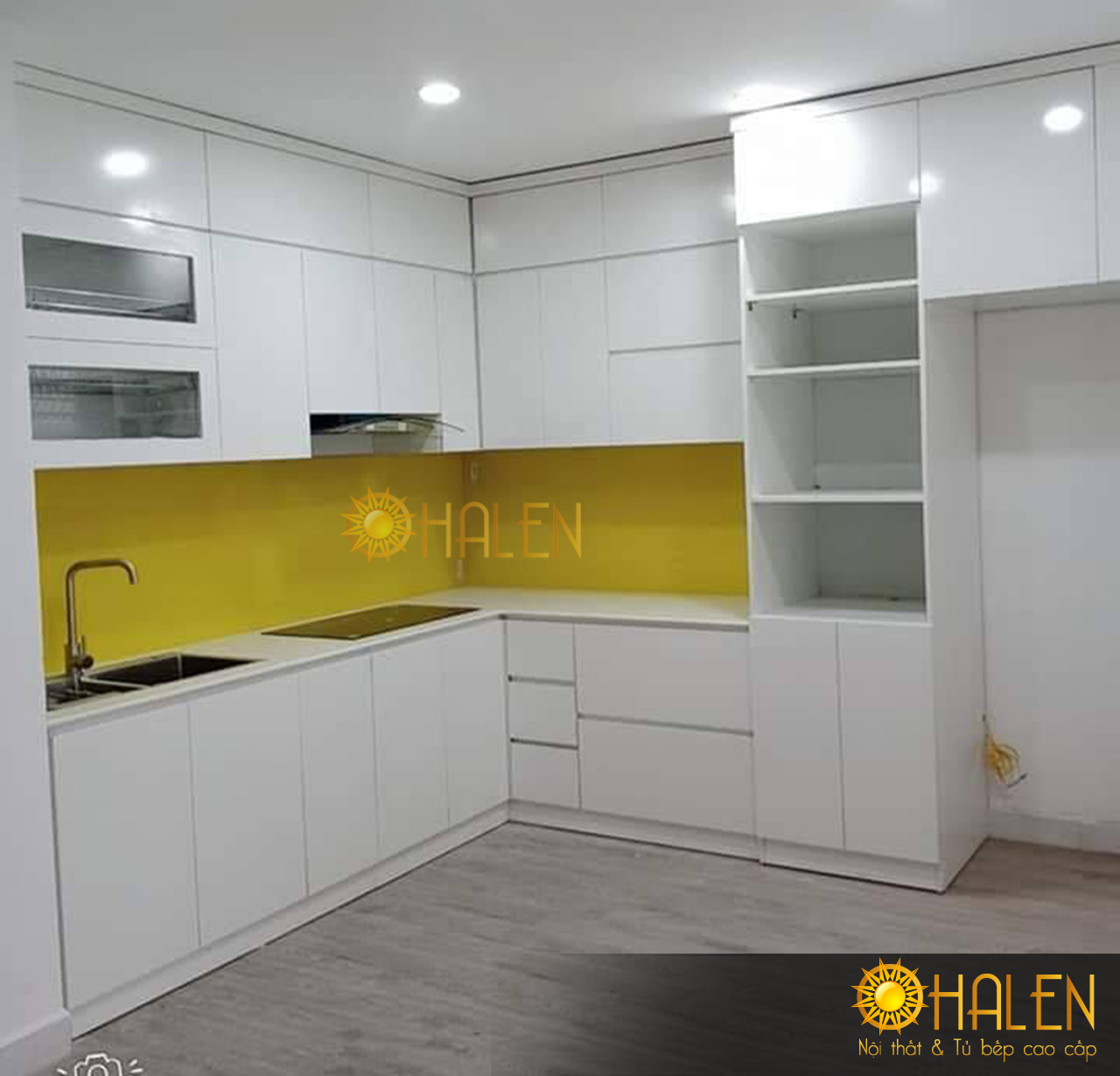Mẫu tủ bếp Melamine màu trắng sử dụng kính bếp màu vàng làm điểm nhấn