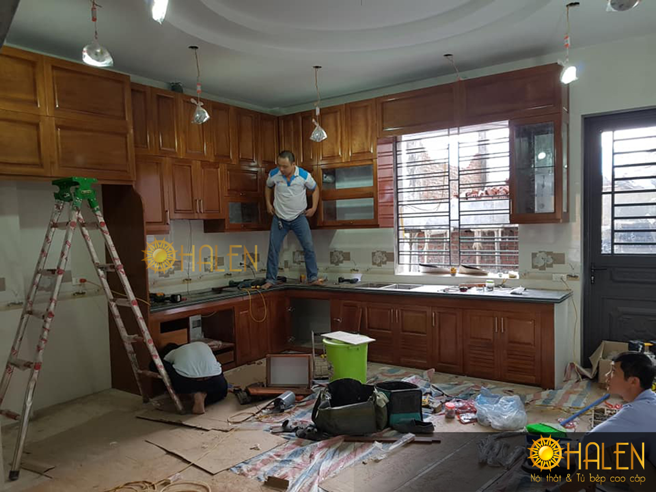 Thợ thi công của OHALEN đang tiến hành lắp đặt tủ bếp cho khách hàng tại Minh Khai