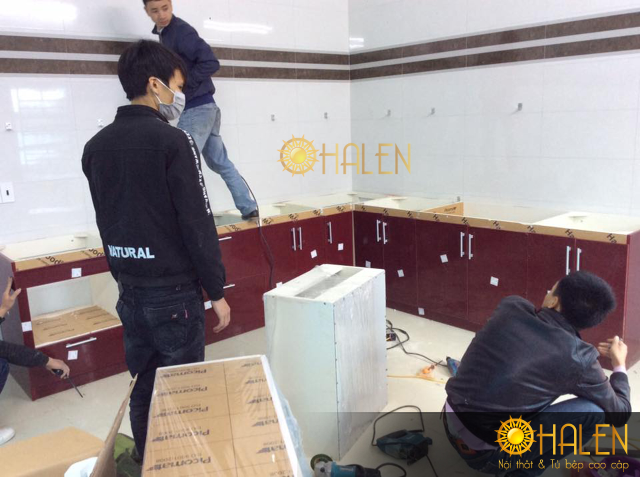 Đội ngũ thợ thi công đang bắt đầu tiến hành lắp đặt tủ bếp cho gia chủ