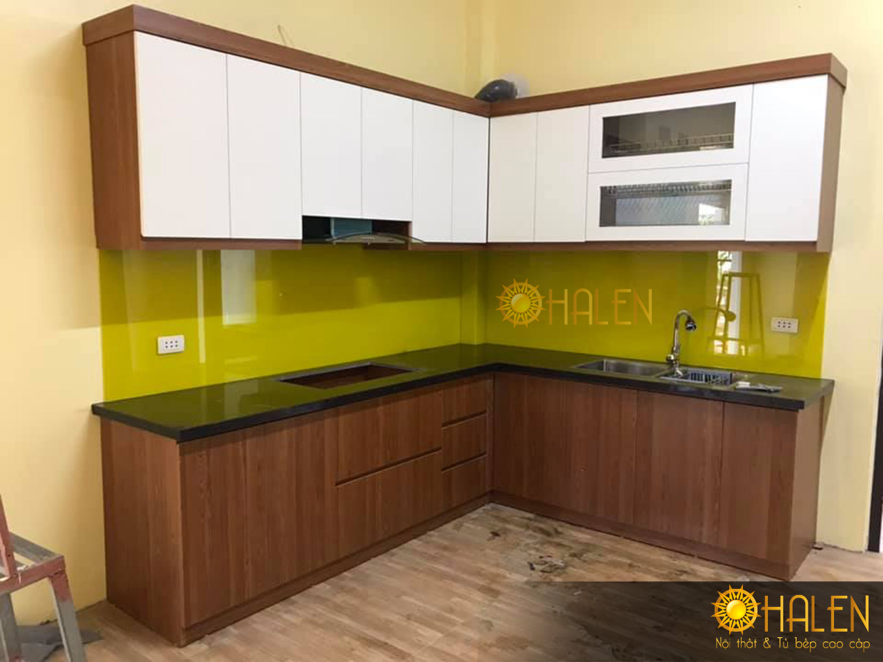 Tủ bếp Melamine màu cánh gián kết hợp kính bếp màu vàng mang không đến không gian bếp hiện đại trẻ trung và ấm cúng