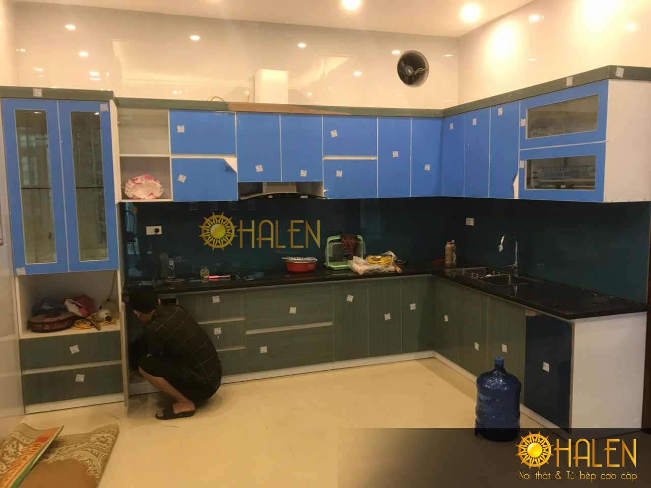 Hình ảnh bác Phúc và bô tủ bếp Acrylic OHALEN thi công hoàn thiện tại Thành Công - Ba Đình, HN