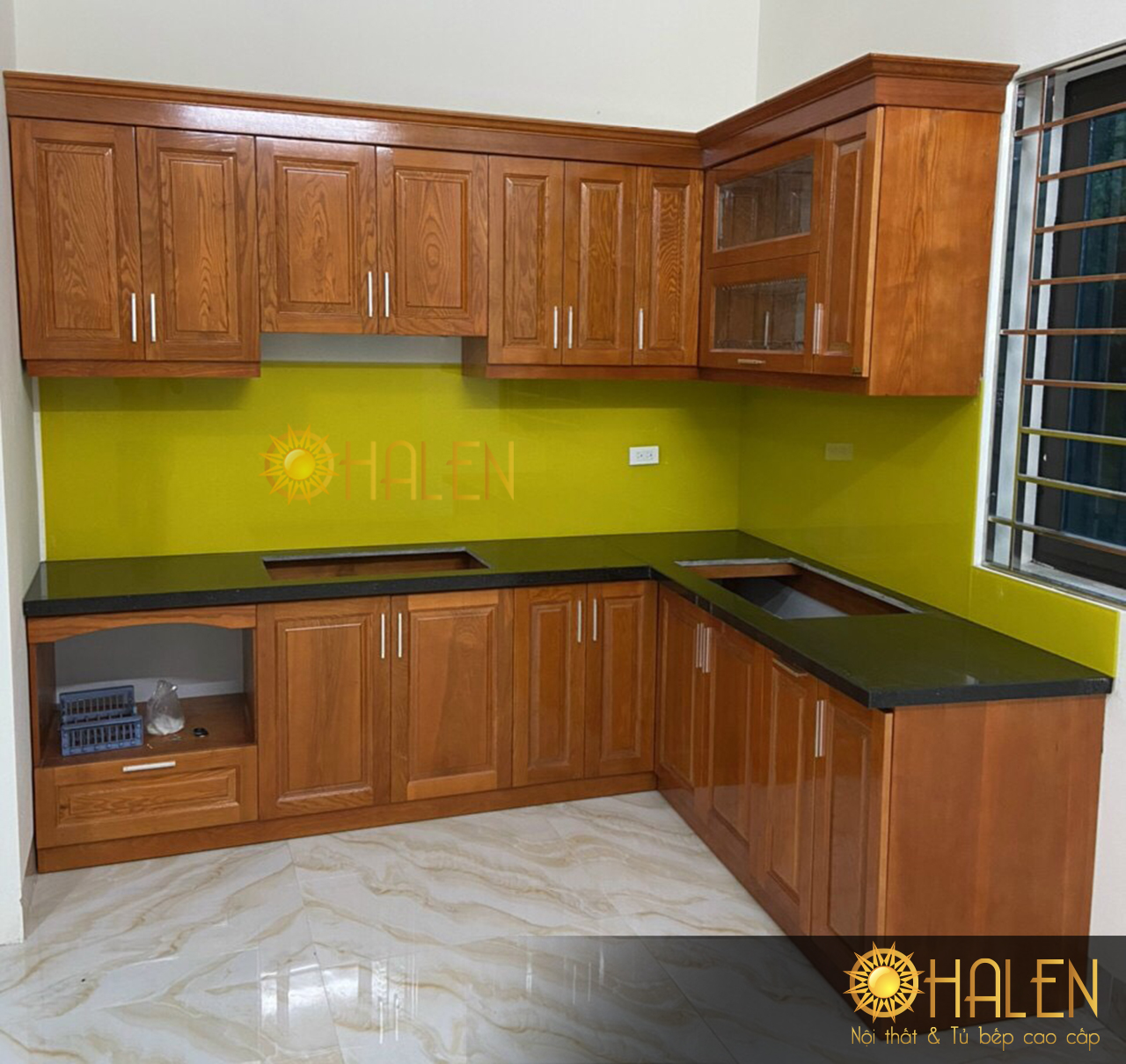 Tủ bếp gỗ sồi phun màu cánh gián kết hợp kính bếp màu vàng chanh mang đến cảm giác ấm cúng cho căn bếp