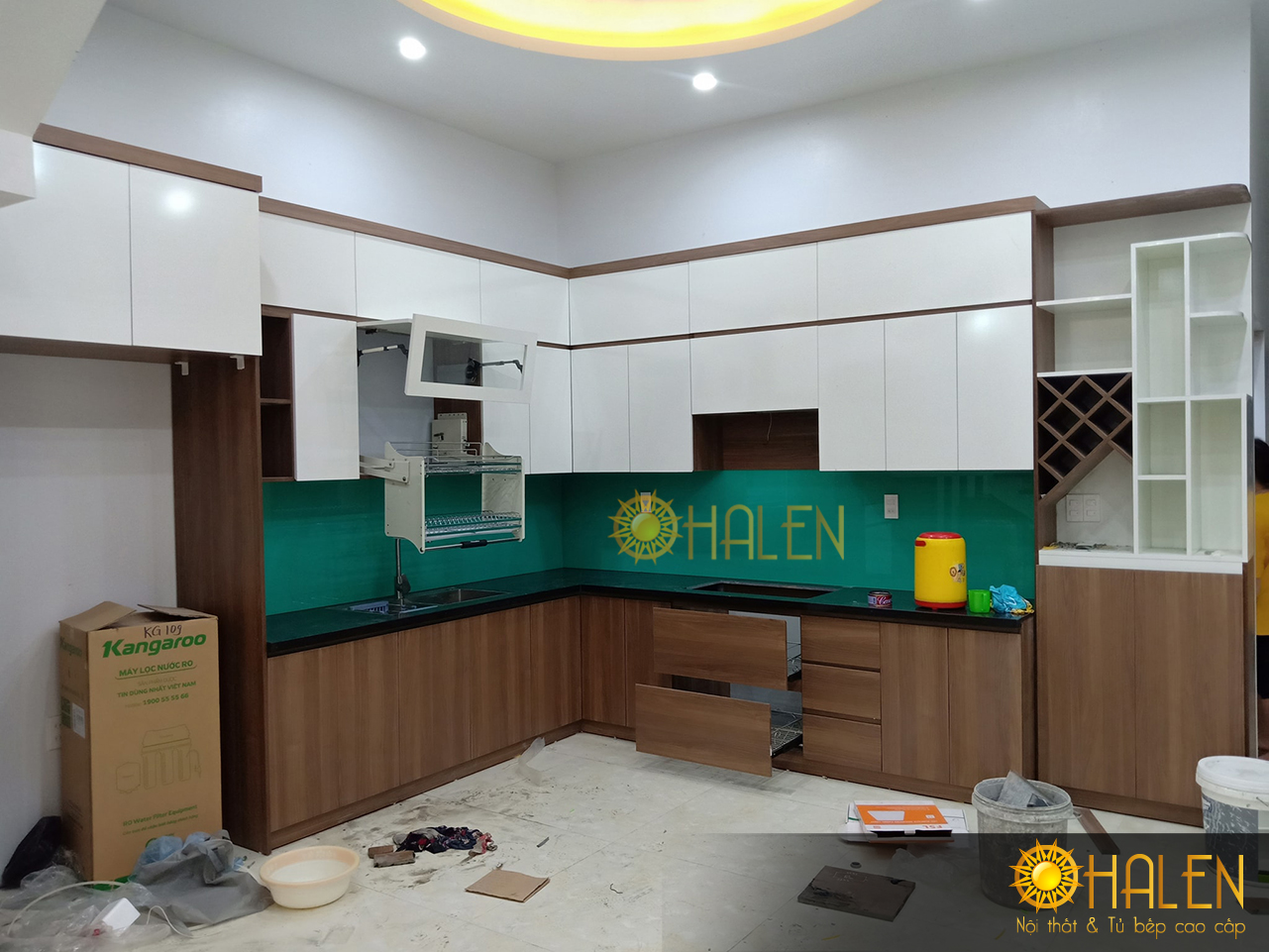 Hình ảnh bộ tủ bếp đã thi công hoàn thiện cho khách hàng tại Mê Linh - sử dụng kính ốp bếp màu xanh ngọc hiện đại