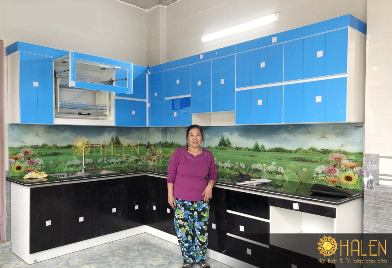 Cô Nhung và bộ tủ bếp gỗ công nghiệp hiện đại trắng đen kết hợp kính bếp 3D