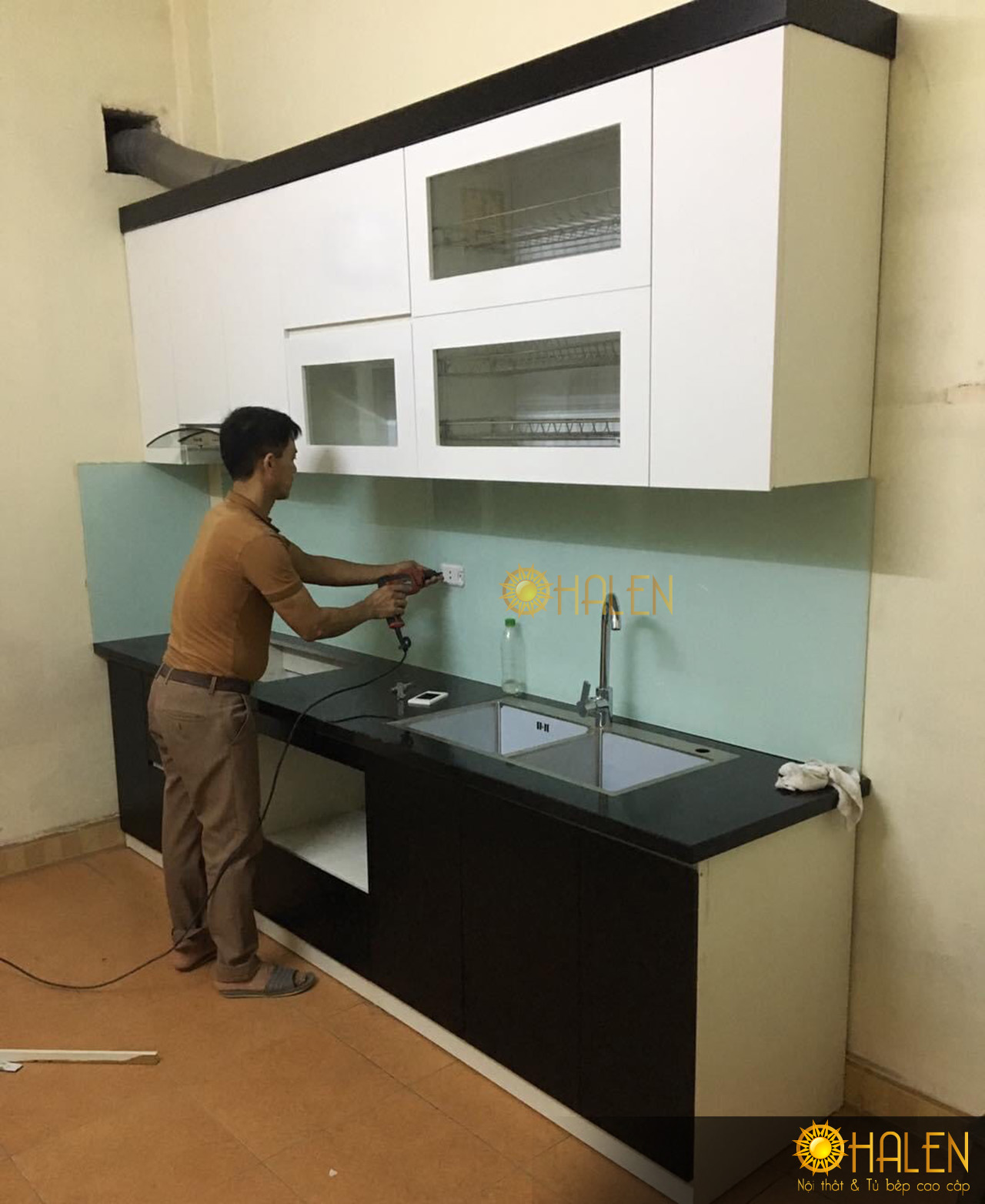 Thi công hoàn thiện bộ tủ bếp thùng Melamine cánh Acrylic cho gia chủ tại Quốc Oai
