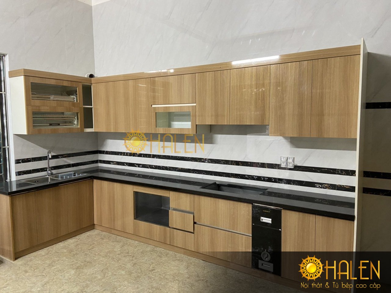 Tủ bếp inox cánh Acrylic màu vân gỗ vàng nhạt rất hiện đại - Mẫu tủ bếp giá rẻ rất ăn khách tại OHALEN
