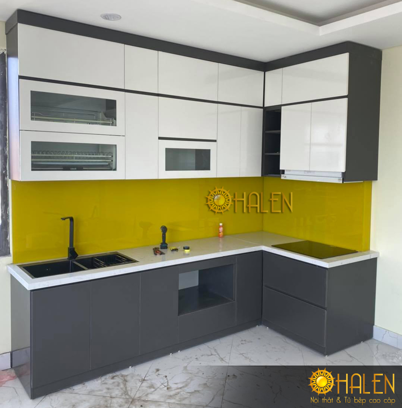 Nếu bạn muốn có một không gian bếp nổi bật thì có thể sử dụng kính bếp màu vàng chanh