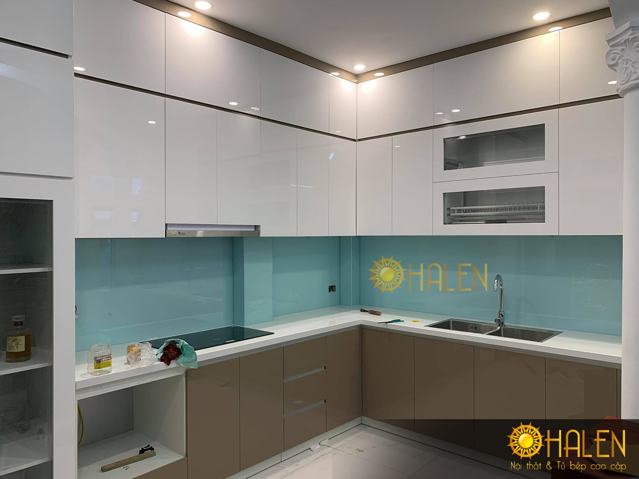 Với ưu điểm bề mặt nhẵn bóng, vật liệu Acrylic được sử dụng rộng dãi làm tủ bếp