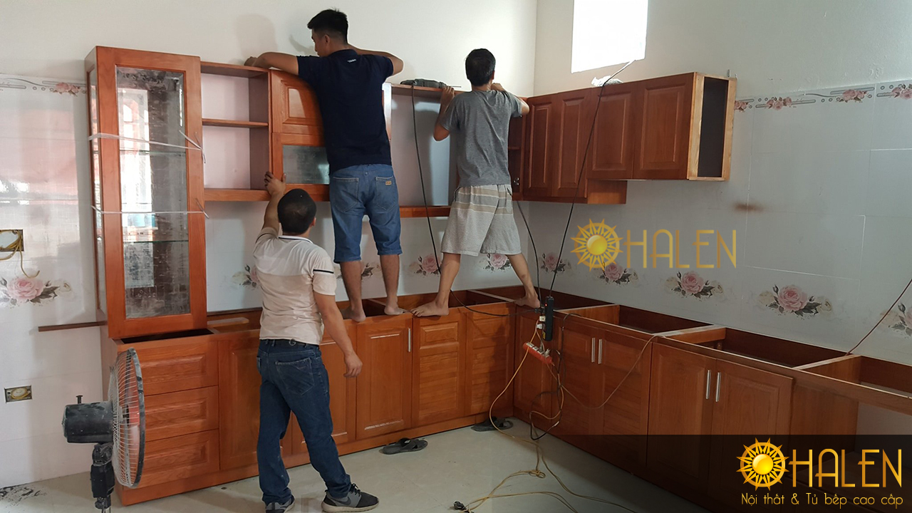 Thợ thi công đang tiến hành lắp đặt tủ bếp - làm tủ bếp tại Ngọc Hồi, HN