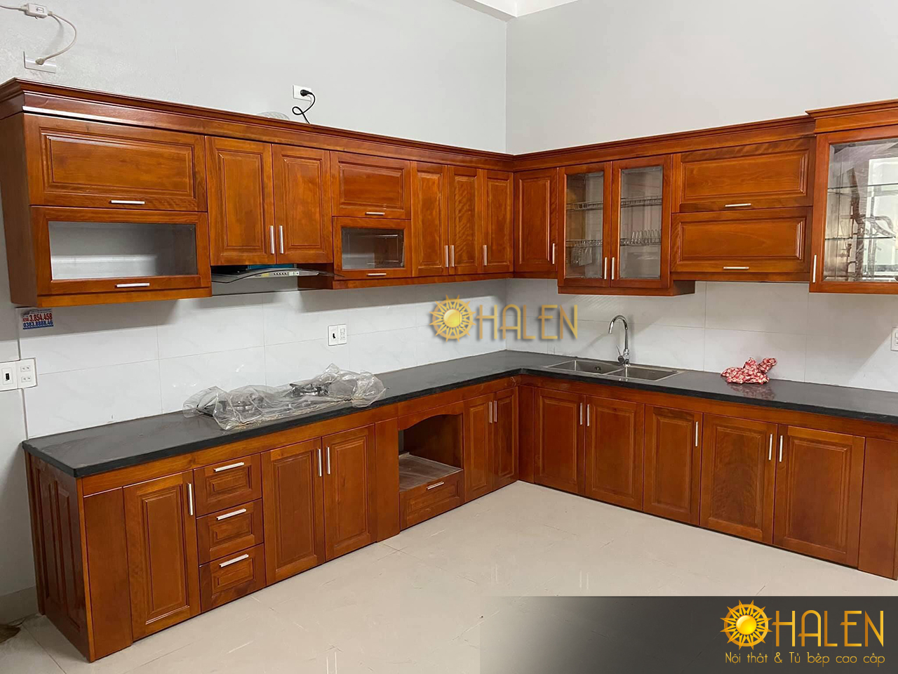 Tủ bếp xoan đào phun màu cánh gián ấm cúng cho không gian bếp