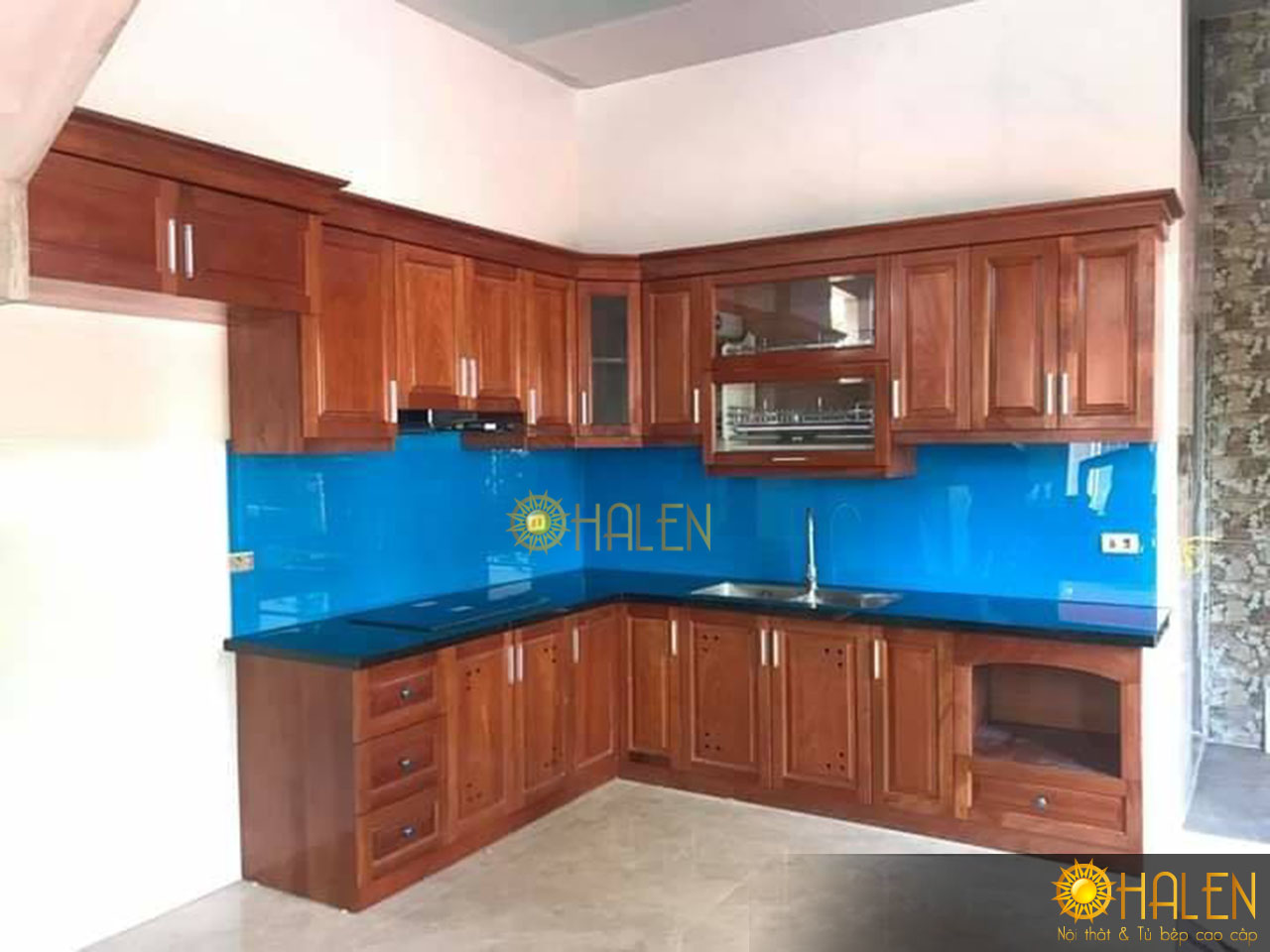 Tủ bếp kính màu xanh dương chất liệu gỗ xoan đào HAGL rất được ưa chuộng hiện nay