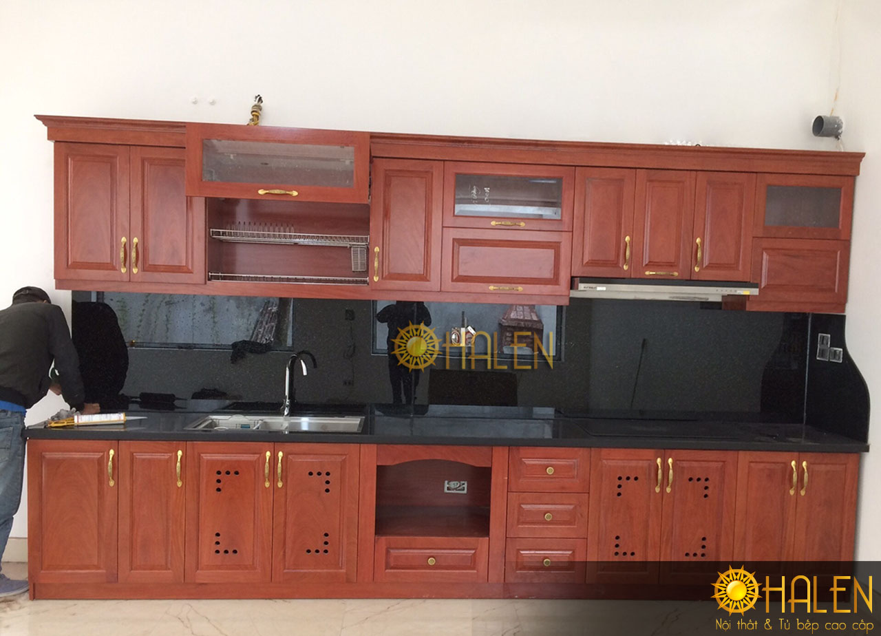 Mẫu tủ bếp OHALEN thiết kế và thi công sử dụng kính ốp bếp màu đen làm điểm nhấn