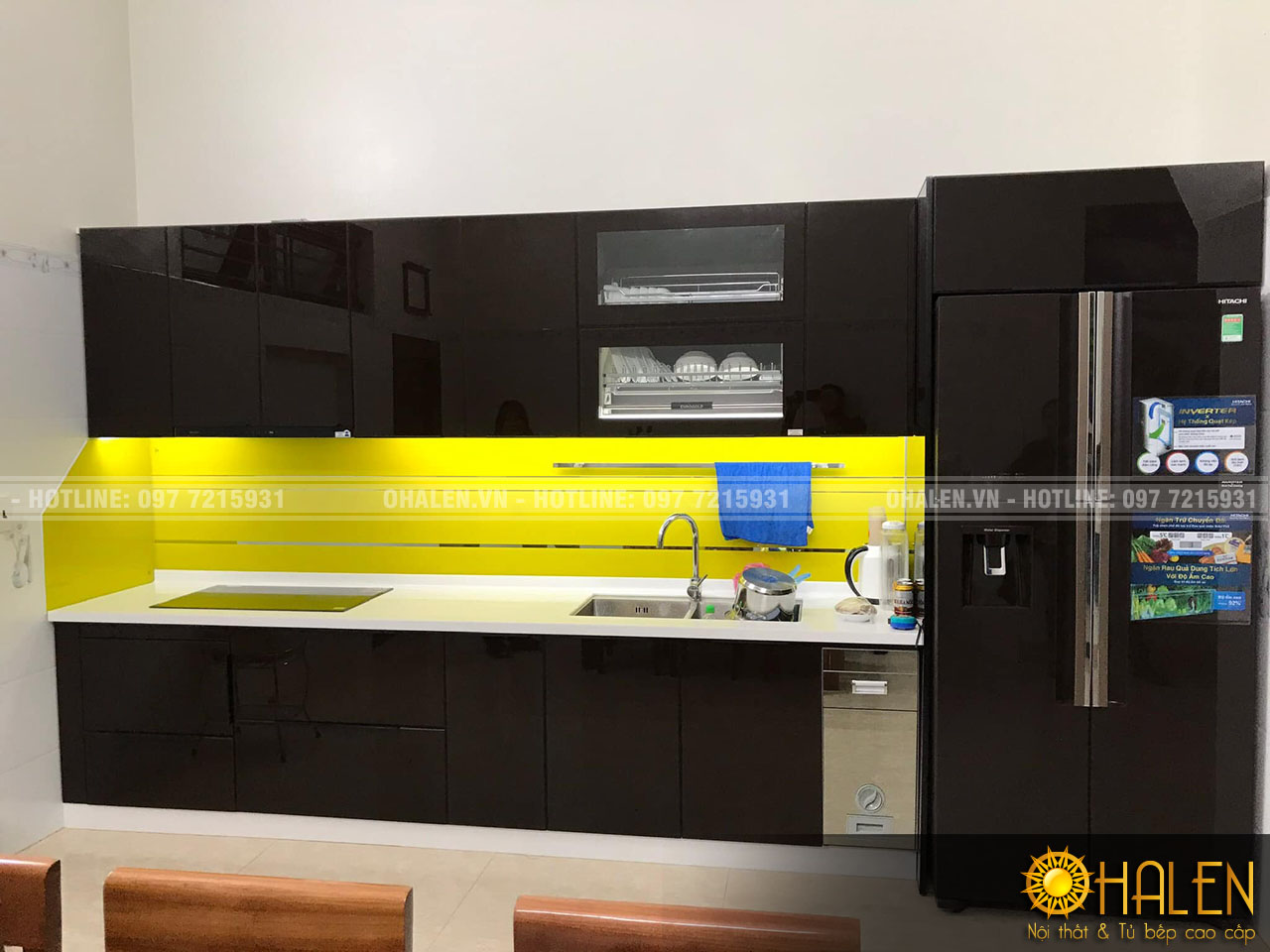 Chất liệu cánh kính sáng bóng và dễ dàng vệ sinh , lau chùi là ưu điểm lớn của loại tủ bếp này