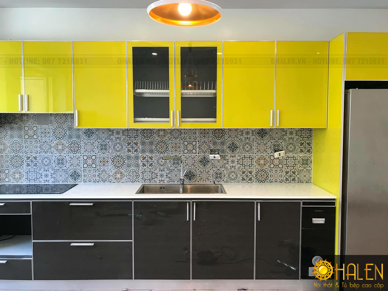 Màu sắc nổi bật của kính vàng và ghi chắc chắn sẽ khiến căn bếp nhà bạn luôn ấn tượng