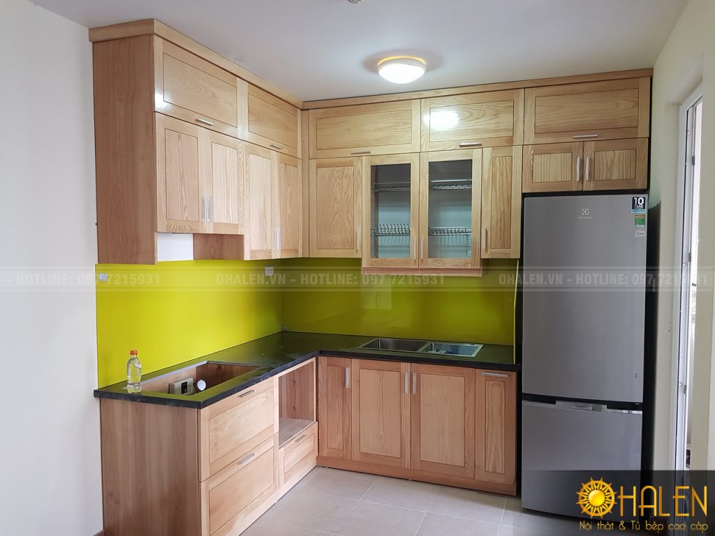 Mẫu tủ bếp gỗ sồi màu vàng đóng sát trần giúp tối ưu không gian bếp