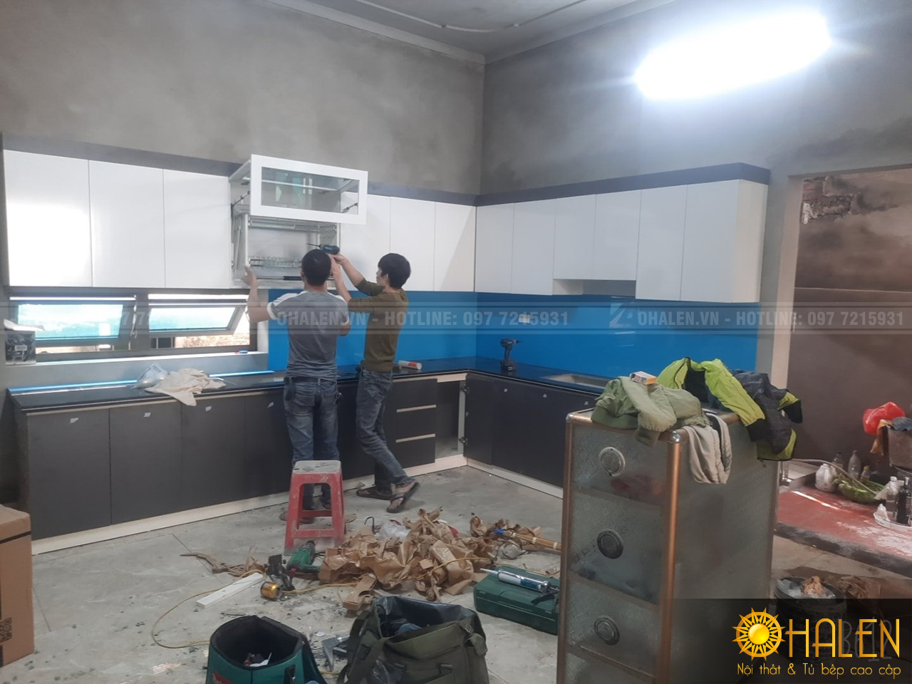 Làm tủ bếp tại Tân Triều - Thanh Trì .Tủ bếp nhựa kết hợp kính bếp màu xanh dương