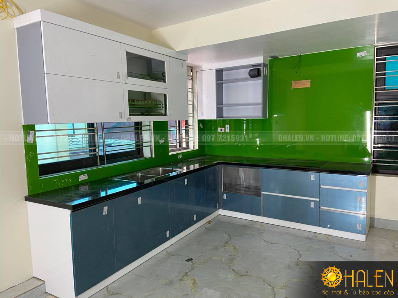 Thiết kế và thi công bộ tủ bếp chât liệu Acrylic bóng gương với điểm nhấn là kính ốp bếp màu xanh lá cây
