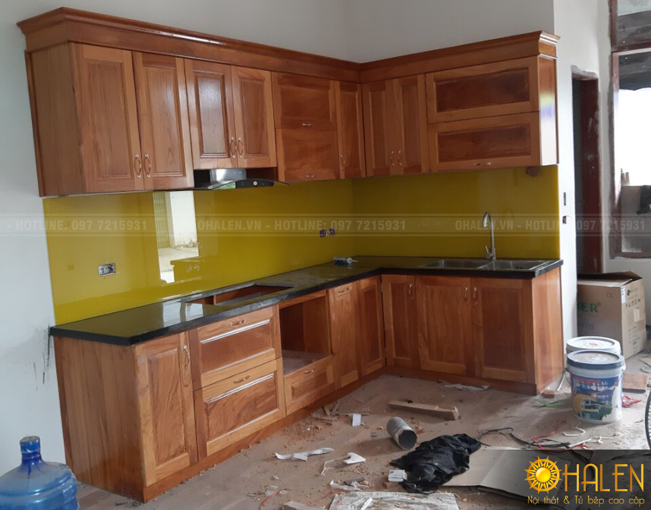 Tủ bếp gỗ sồi chữ L kết hợp kính ốp bếp màu vàng đem lại không gian bếp ấm cúng