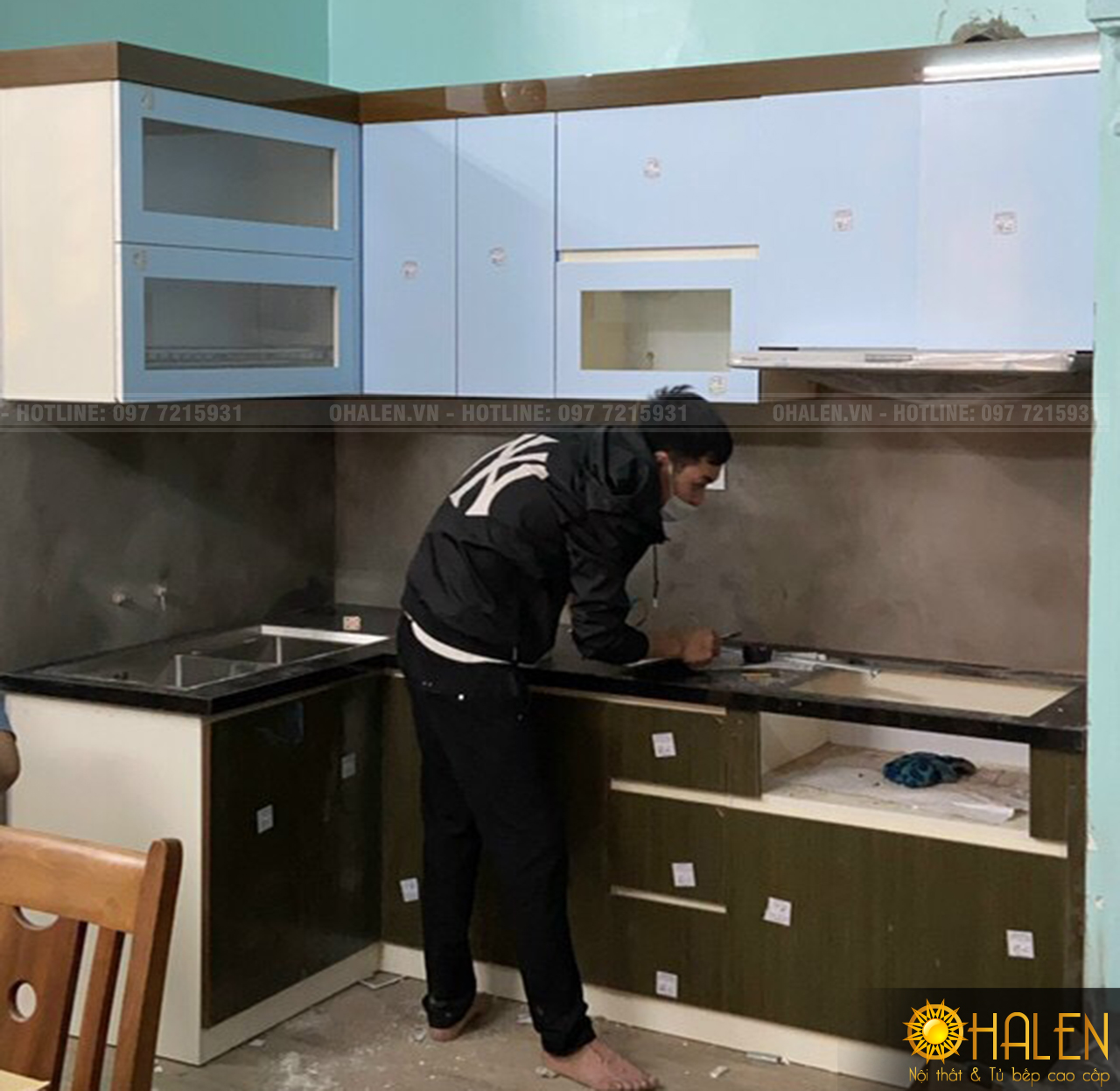 Hình ảnh thợ thi công đang tiến hành lắp đặt tủ bếp cho gđ chị Vinh - Hà Đông