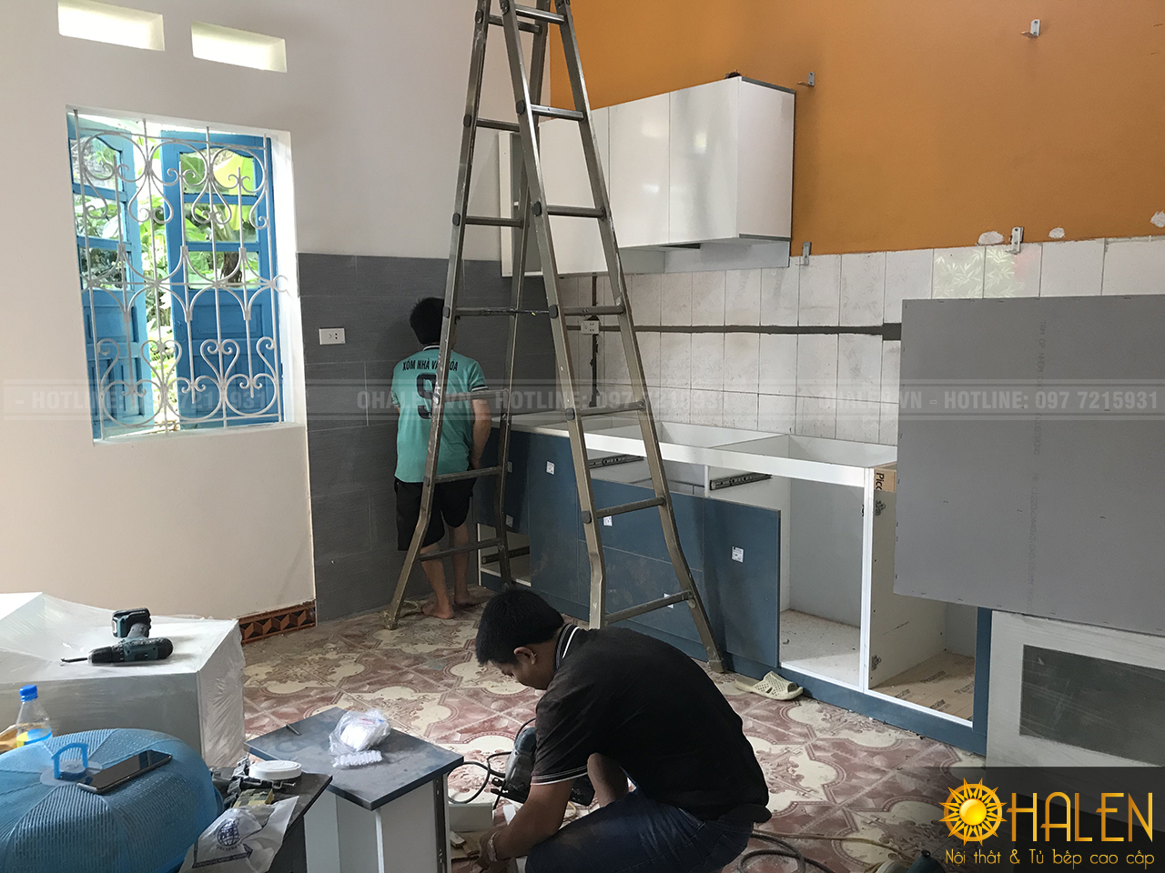 Thợ thi công của OHALEN đang tiến hành lắp đặt tủ bếp tại Lào Cai