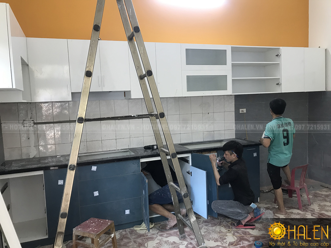 Đội ngũ thợ thi công vẫn đang miệt mài lắp đặt tủ bếp cho gia đình chị Chung