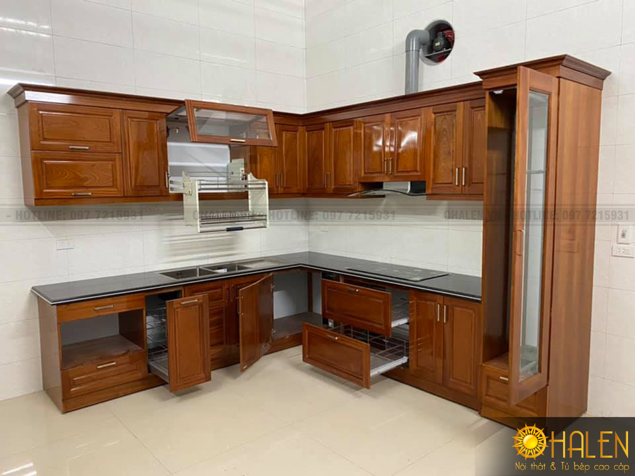 Không gian bếp của gia đình anh Minh rất rộng dãi, thiết kế bếp đầy đủ công năng