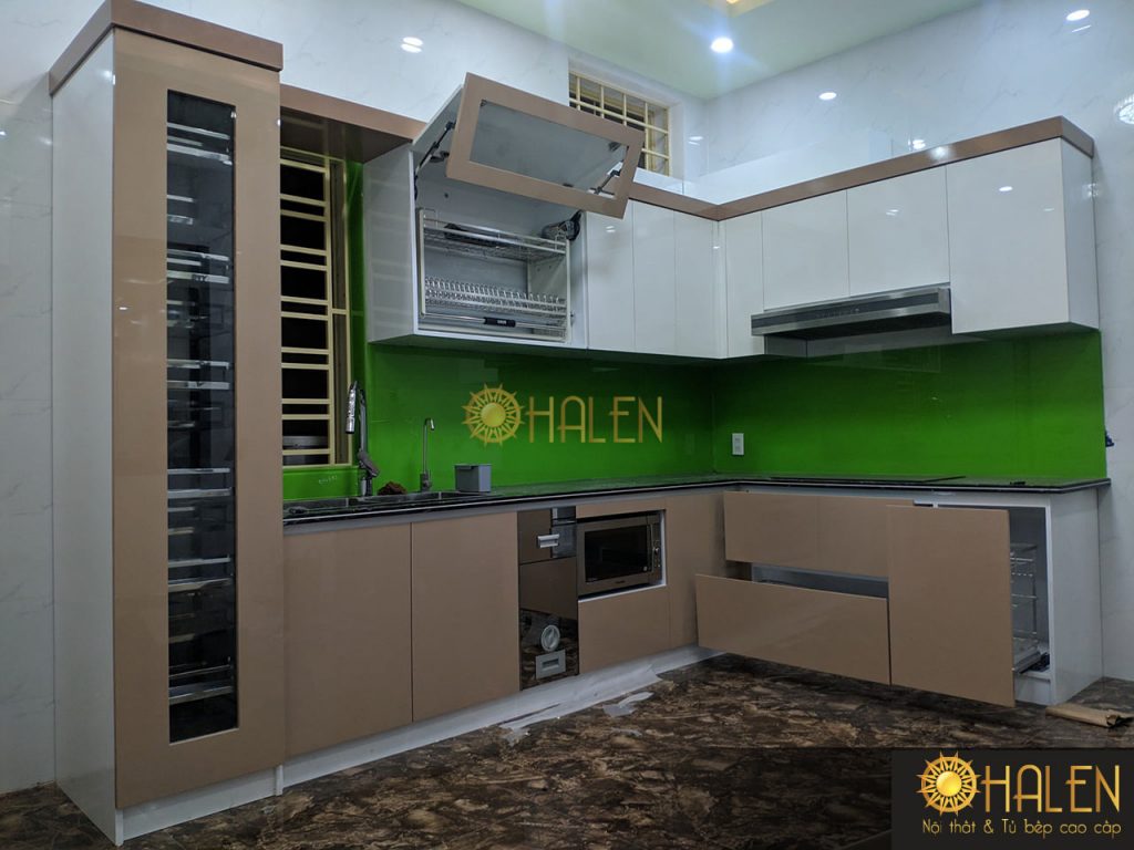 Hình ảnh bộ tủ bếp kính màu xanh lá đã hoàn thiện để bàn giao, cảm ơn khách hàng đã gửi trọn niềm tin tại OHALEN