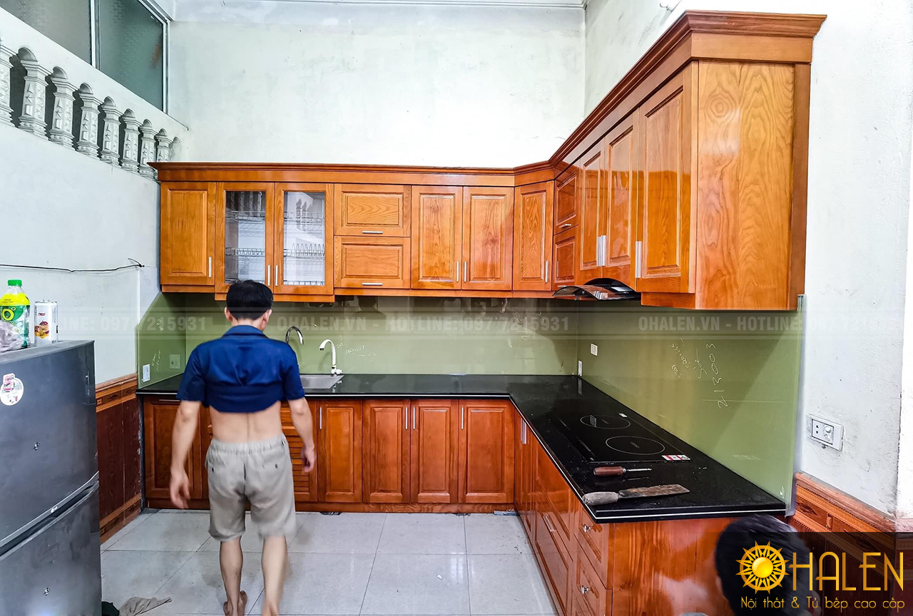 Tủ bếp phun sơn PU cao cấp màu cánh gián nhạt cho căn bếp thêm ấm cúng và sang trọng