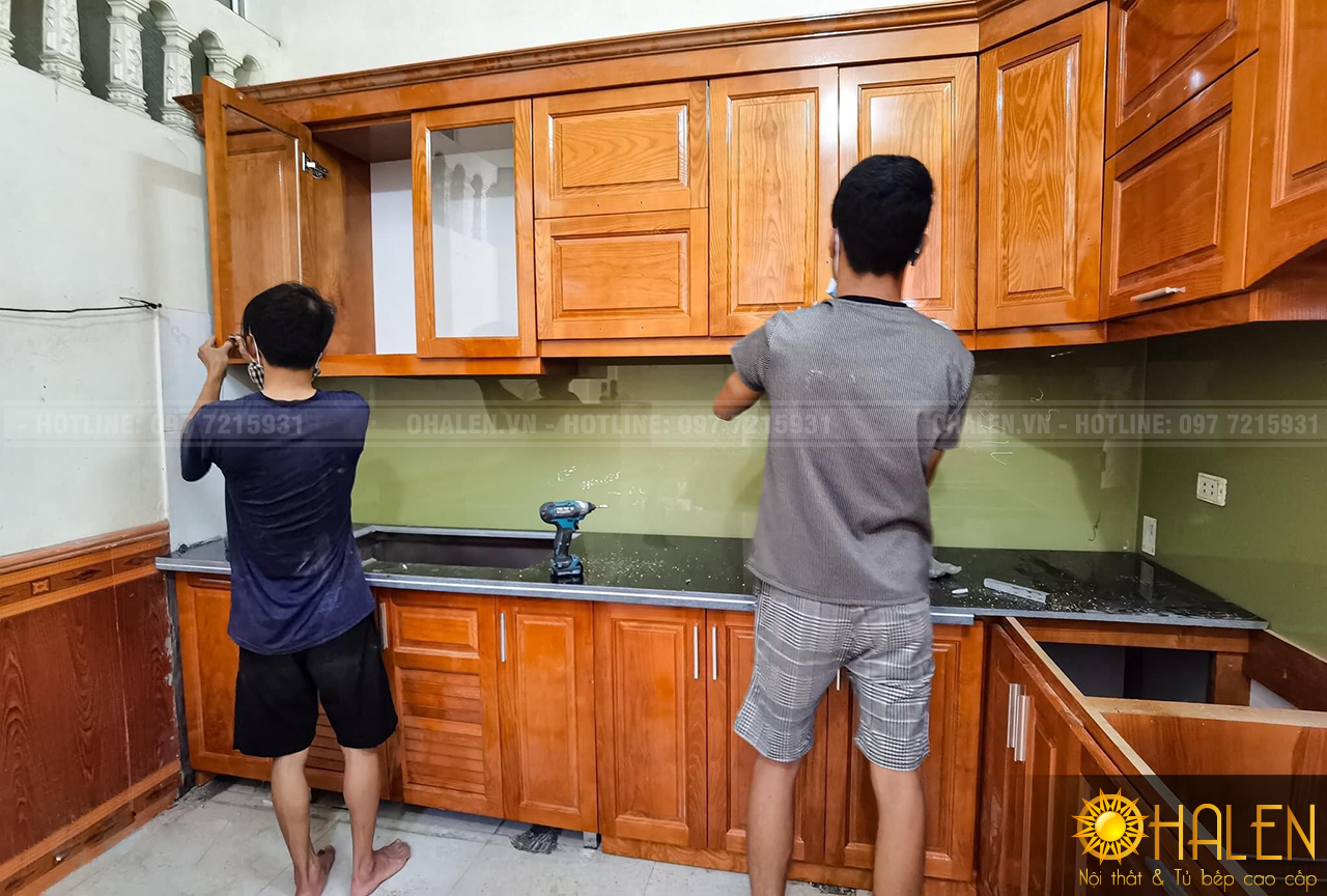 Thợ thi công đang tiến hành lắp đặt tủ bếp cho gia đình anh Lương