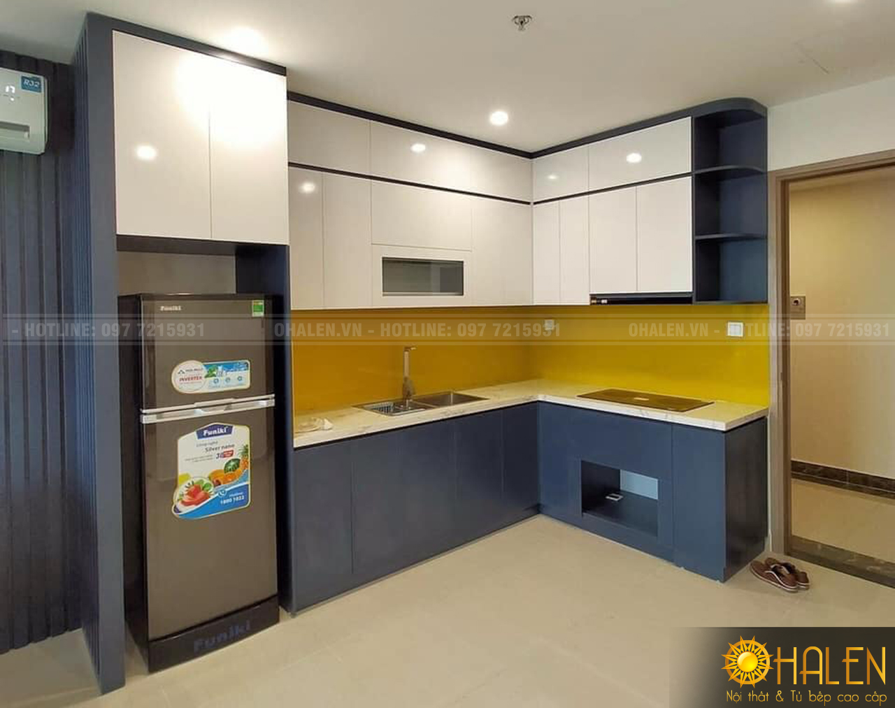 Mẫu tủ bếp sát trần chữ L chất liệu Melamine kết hợp với kính ốp bếp màu vàng hiện đại và ấm cúng